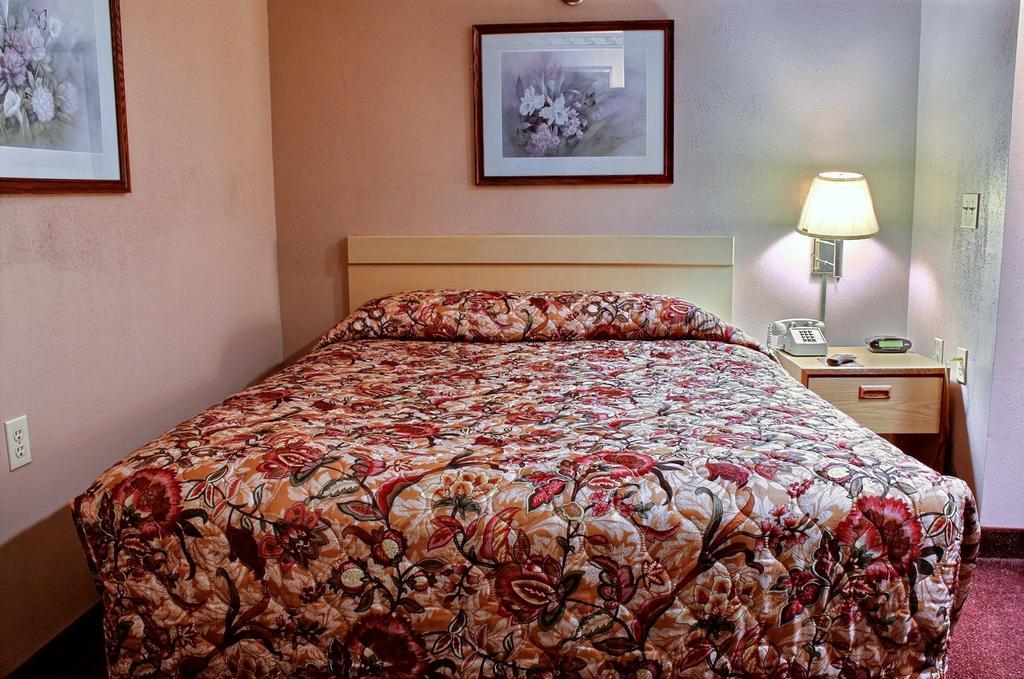 Rodeway Inn Watertown Room photo